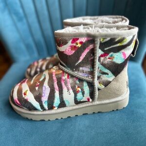 Women’s Classic mini Uggs Size 6